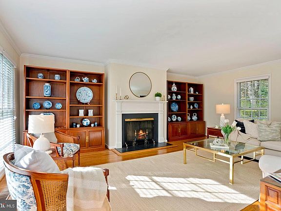 4th image of 10201 Logan Dr