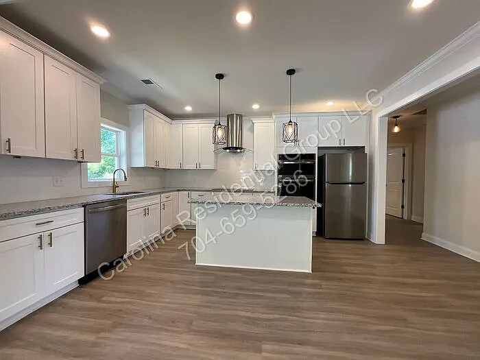 307 N Catawba St — Photo 6