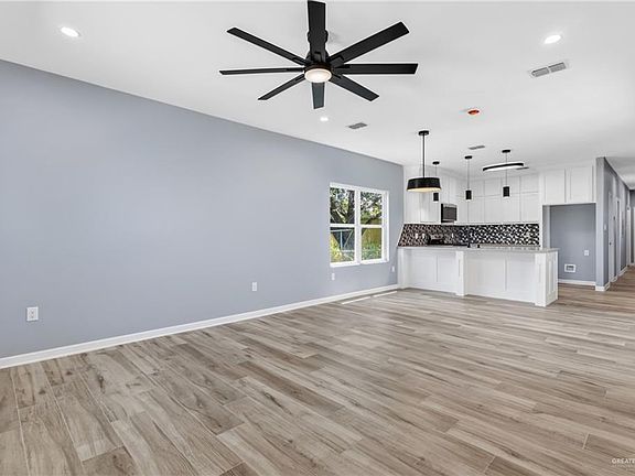 3rd image of 405 W Huisache St