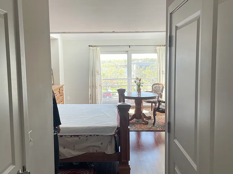 133 Harbour Close — Photo 2