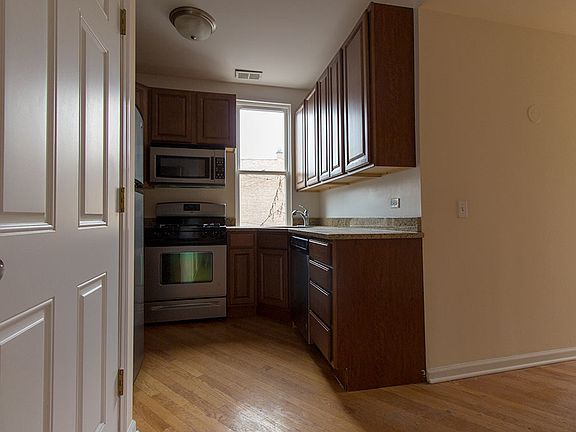 4th image of 2513 N Southport Ave #F3