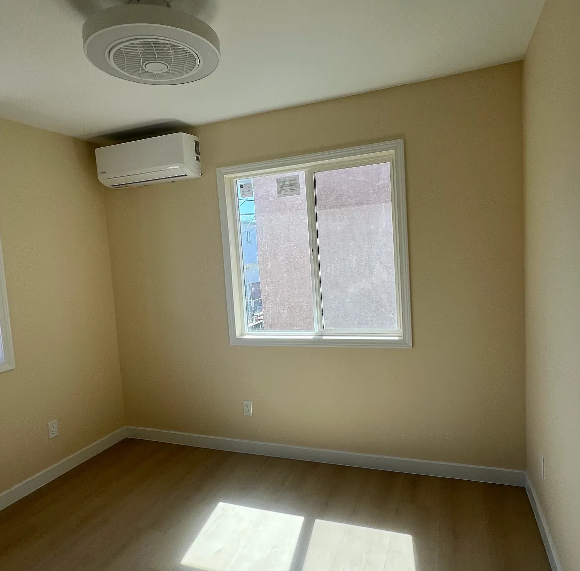 Caspian Ave — Photo 4