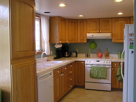 Kitchen, with dishwasher and ceramic top stove. Completely