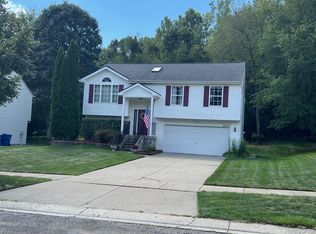 5617 Millpointe Dr, Waterford, MI 48327