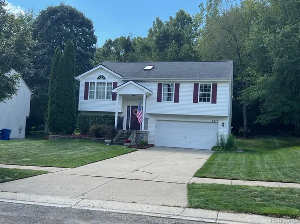 5617 Millpointe Dr, Waterford, MI 48327