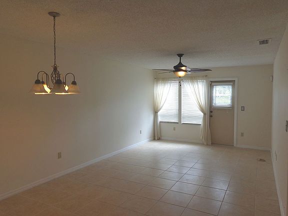 4th image of 9514 Darien Ave