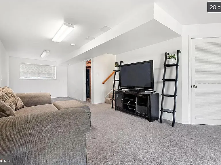 124 Versailles Ct — Photo 13