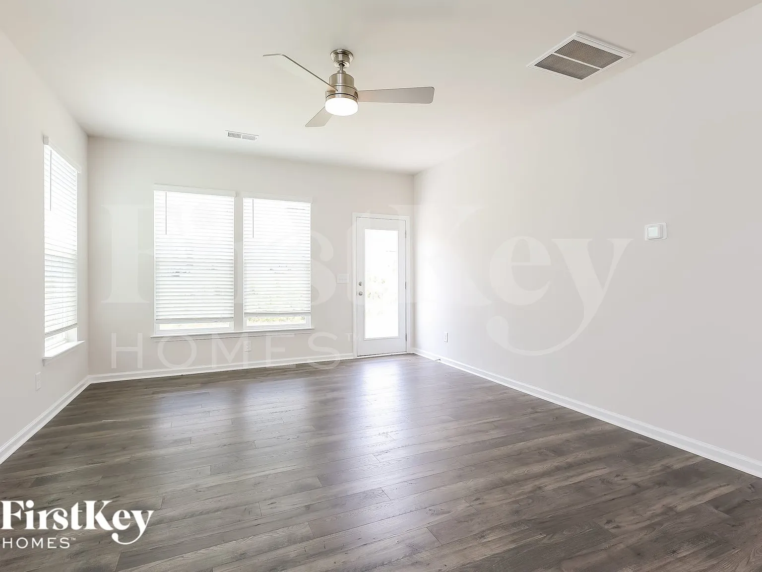 4 bed, 3.5 bath, 2376 sqft, $2,420 — Photo 3