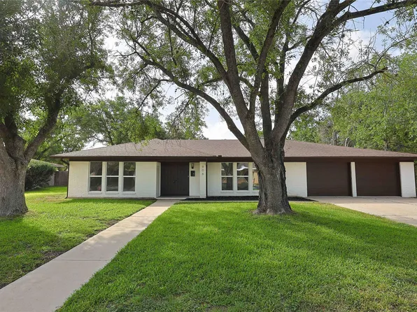 906 Merritt Dr, Lockhart, TX 78644