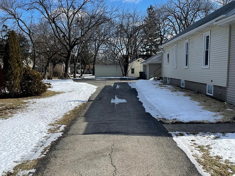 313 N Wolf Rd — Photo 2