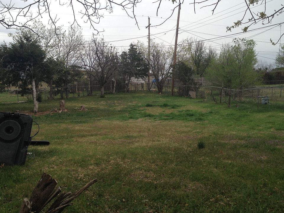 Large fenced back yard 