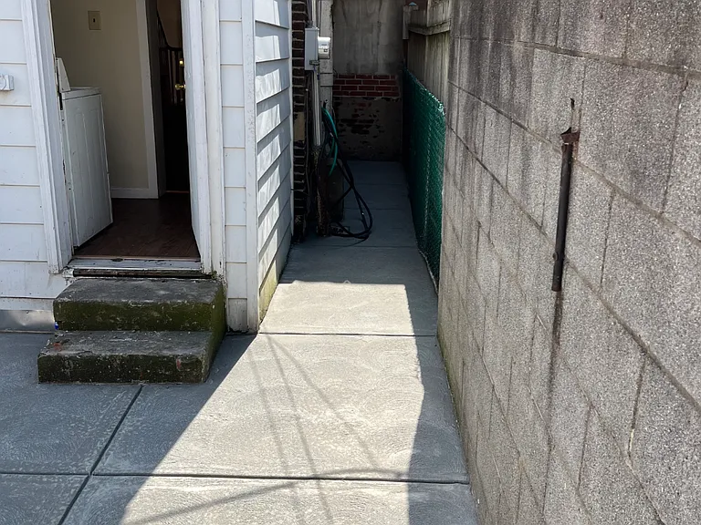 407 Daly St — Photo 23
