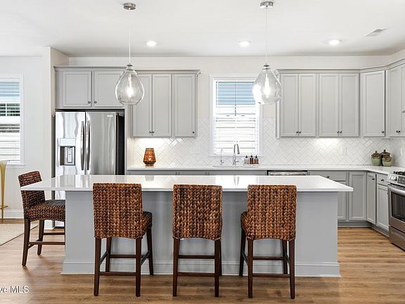 4th image of 838 Wharton Avenue