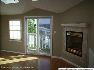 16 Sharrotts Rd, Staten Island, NY 10309