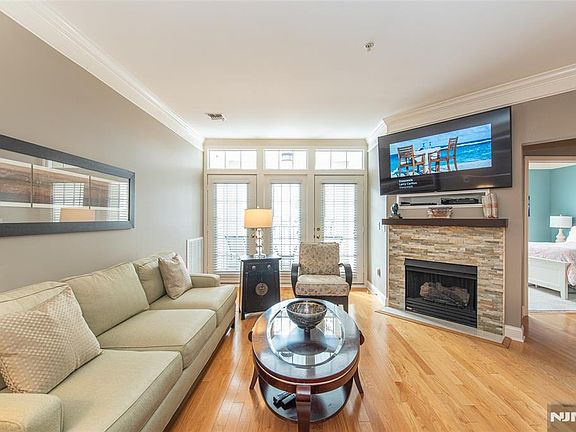 4th image of 6105 Harcourt Rd