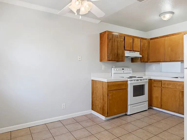 Pioneer Apartments — Photo 20