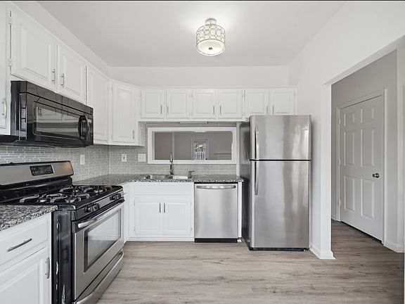 5th image of 748 Creekside Cres