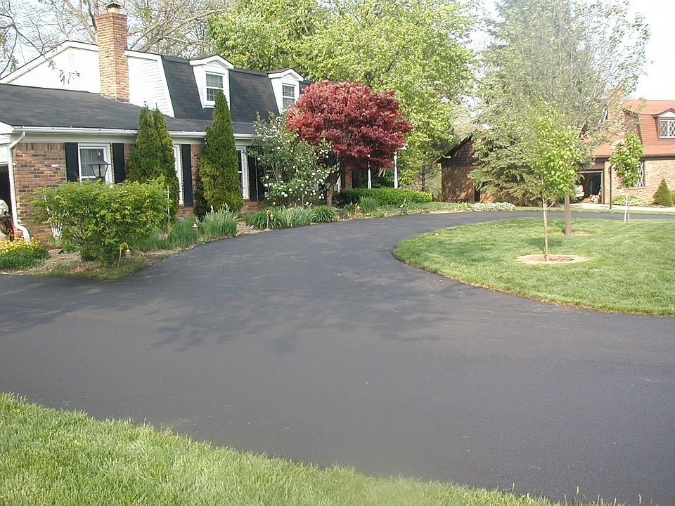 circle drive/ side-facing garage