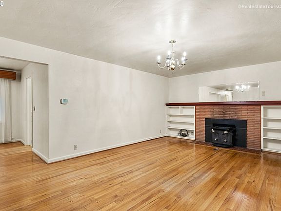 5th image of 130 NE 11th Dr