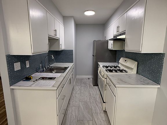 3rd image of 1001 Fanshawe St Floor 1