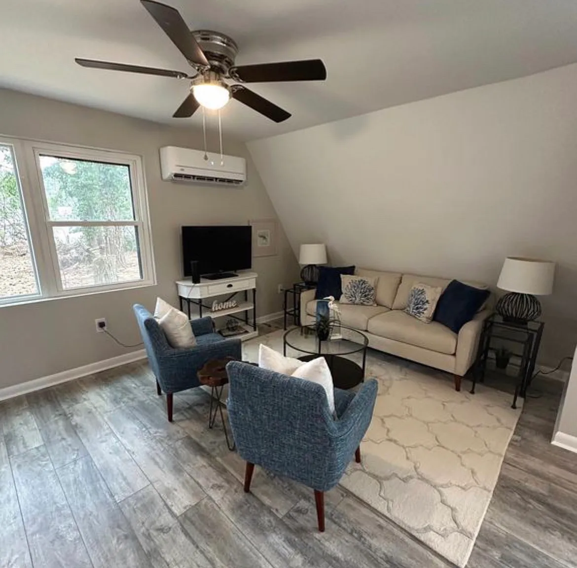 2 bed, 1.5 bath, 674 sqft, $2,010 — Photo 2