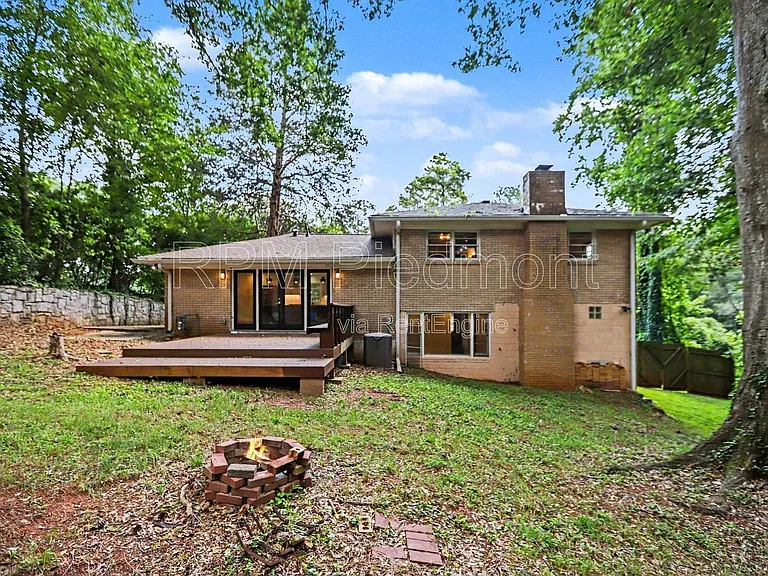 1903 Winthrop Dr SE — Photo 4