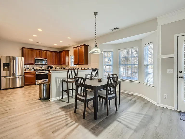 9918 Southampton Commons Dr — Photo 6