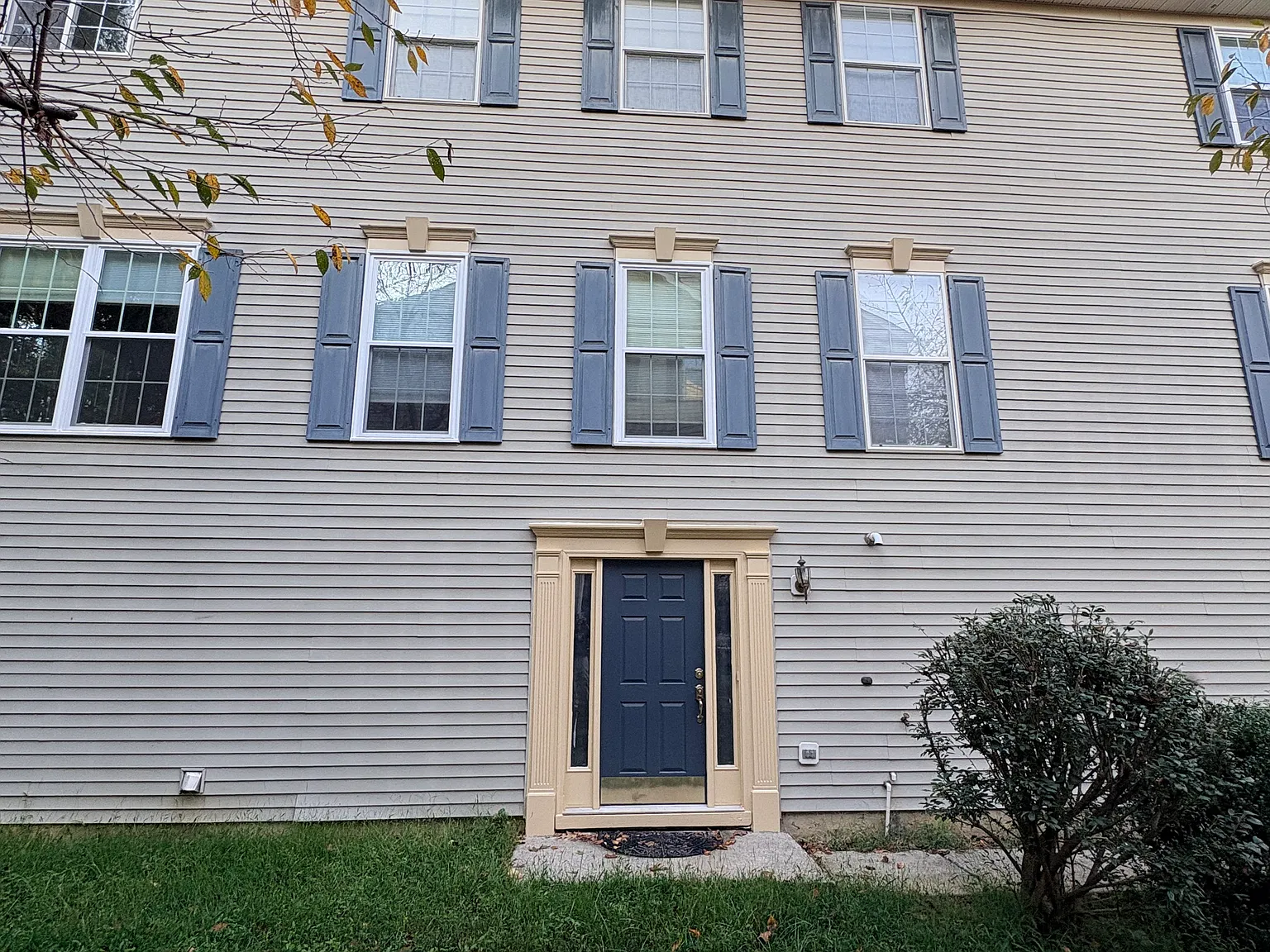 3 bed, 3.5 bath, 2400 sqft, $3,150 — Photo 2