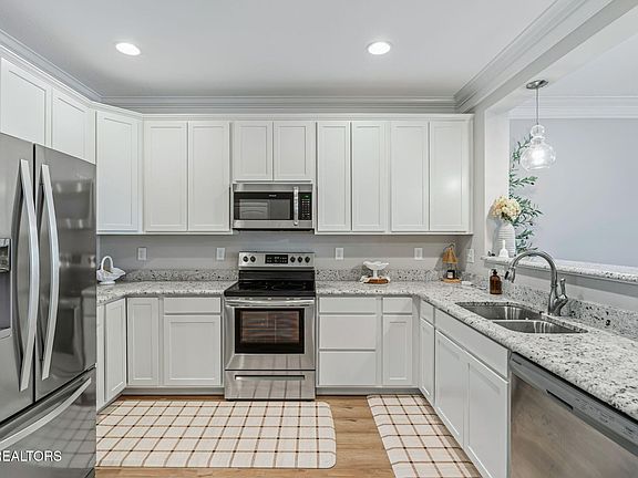 4th image of 282 Broadberry Ave
