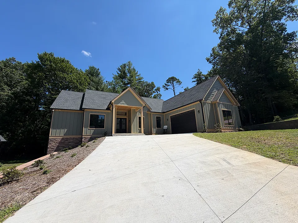 12 King Heights Dr
