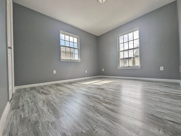 64 Howard St — Photo 10