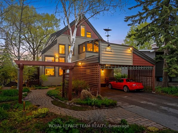 1965 Bromley Rd, Ottawa, ON K2A 1C3