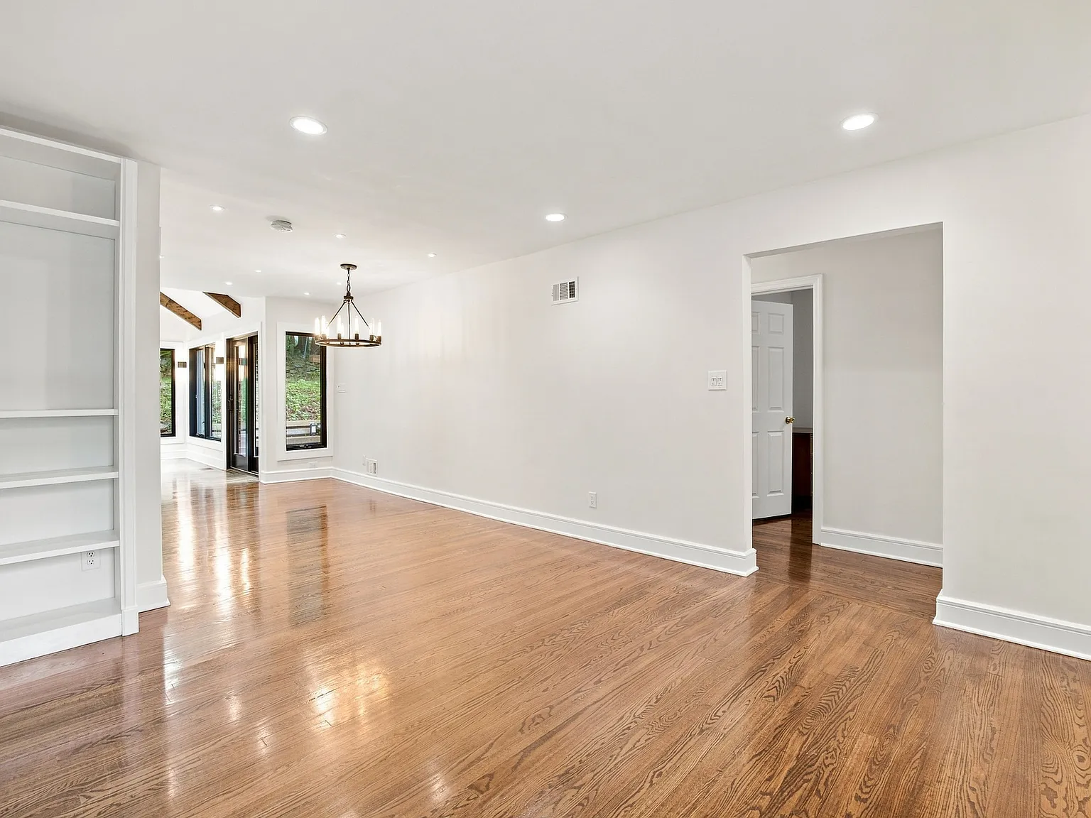 4 bed, 2000 sqft, $5,700 — Photo 4