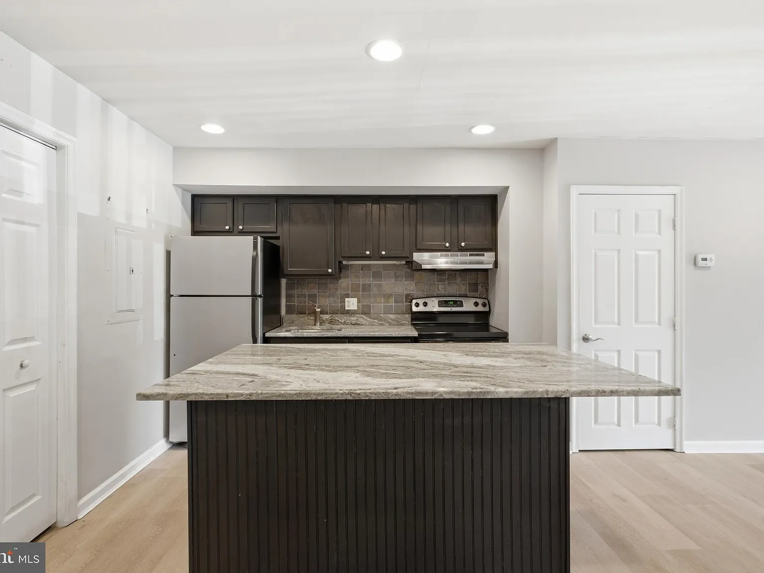 3 bed, 2.0 bath, 1780 sqft, $3,200 — Photo 4