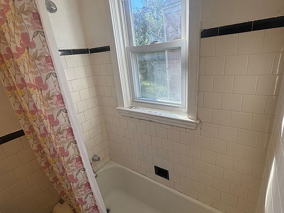 3rd image of 917 Saint Dunstans Rd APT 2