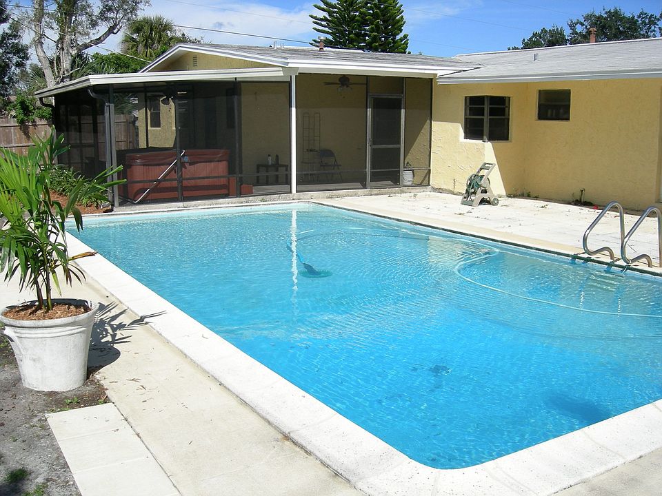 Large Pool with Screened in Hot-Tub