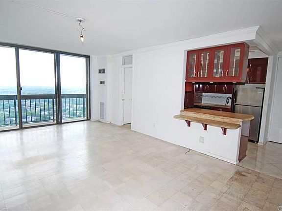3rd image of 27010 Grand Central Pkwy APT 29R