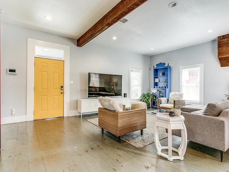 312 Burleson St — Photo 5