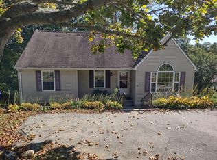 33 Wyngate Cir, Groton, CT 06355