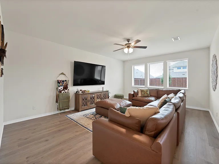 9720 Lariat Dr — Photo 3
