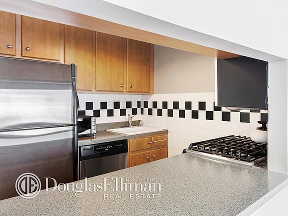 3rd image of 21 S End Ave #Penthouse 1t