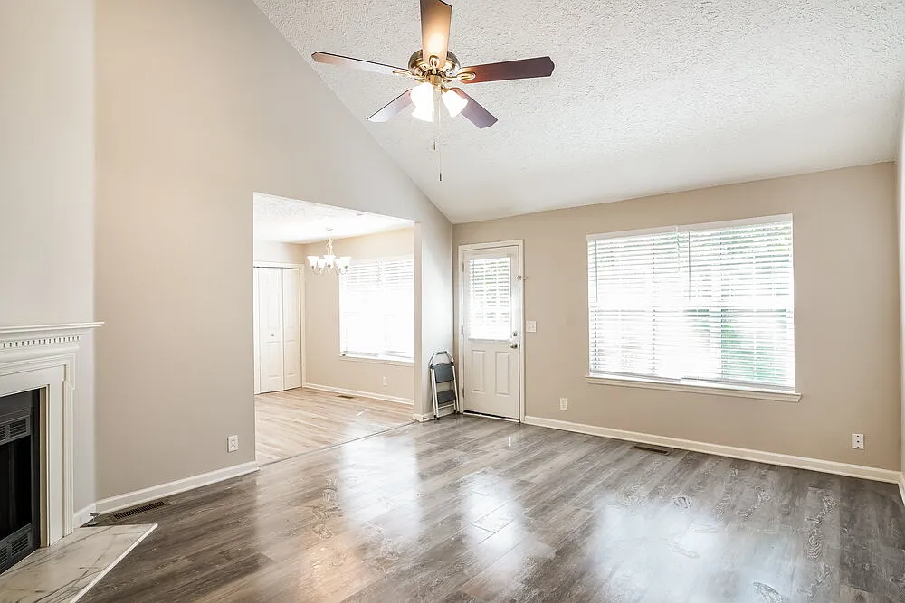 3 bed, 2.0 bath, 1269 sqft, $2,265 — Photo 4