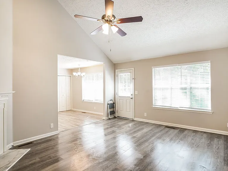 1046 Cedar Creek Village Rd — Photo 4