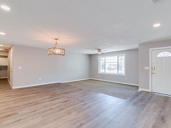 5th image of 526 E Muriel Dr