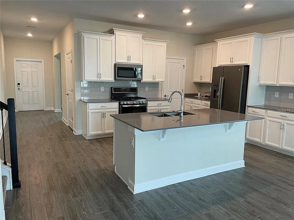 5 bed, 2.5 bath, 2942 sqft, $3,100 — Photo 2