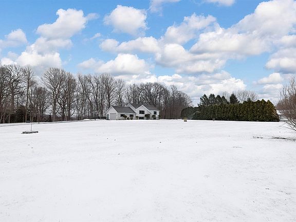 3rd image of 10313 Lakeview Ln