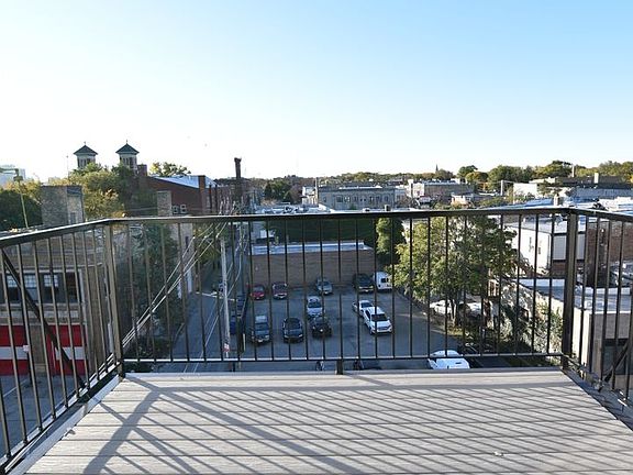 4th image of 1730 W Greenleaf Ave #401