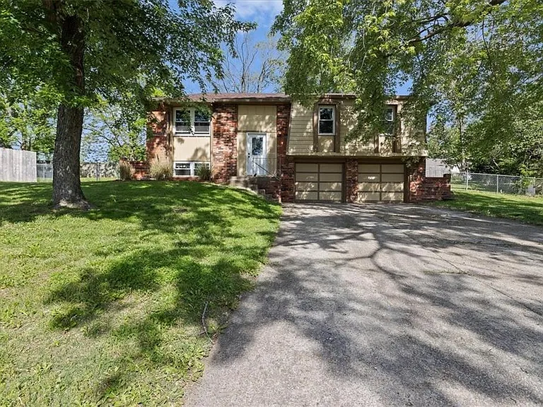4301 NW Winslow Ct — Photo 1