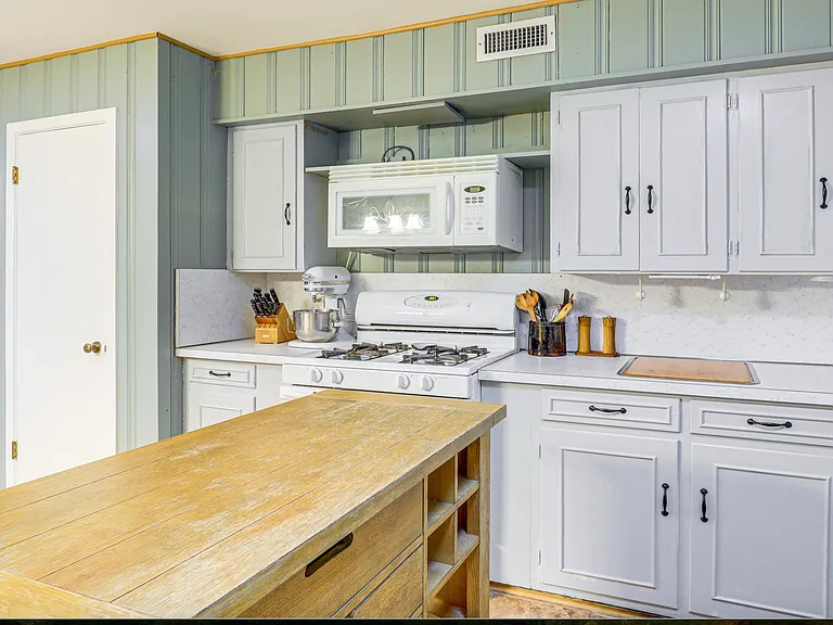 1909 Colony Dr — Photo 10