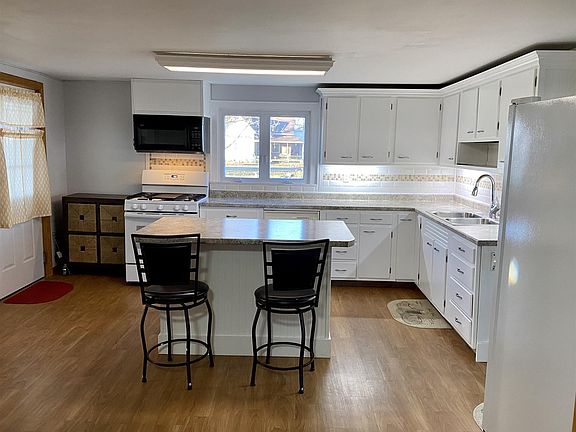 3rd image of 115 N Myra St